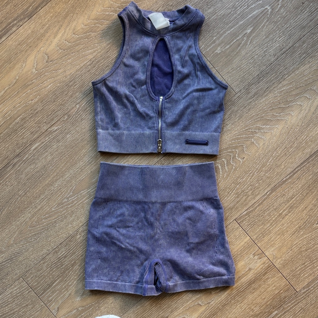 Bo & Tee Active Set - Key Hole Top And Scrunch Shorts